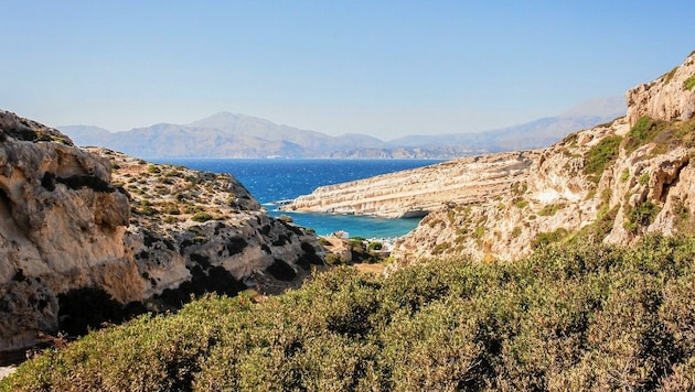 Kreta ist die größte der griechischen Inseln. Neben den Sandstränden locken auch die dortigen Wanderwege viele Touristen an. Auf dem Bild: Die Südküste Kretas (Bild: https://travel-see-xperience.com)