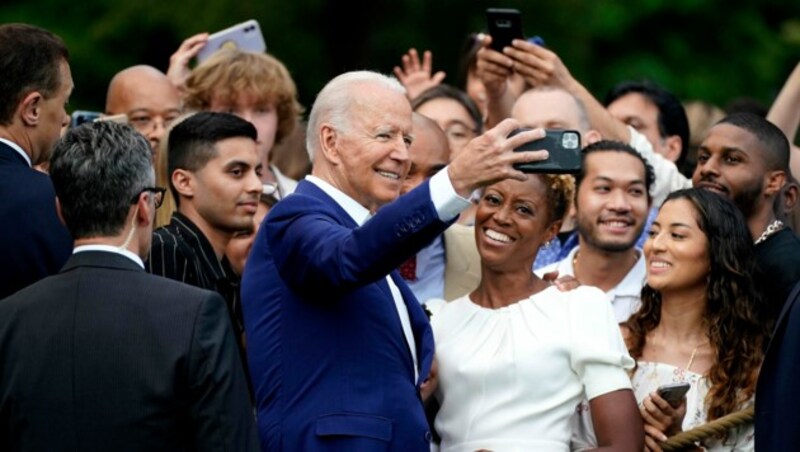 Präsident Joe Biden posiert mit Fans für ein Selfie - das wäre vor ein paar Monaten Corona-bedingt noch undenkbar. (Bild: AP)