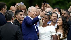 Präsident Joe Biden posiert mit Fans für ein Selfie - das wäre vor ein paar Monaten Corona-bedingt noch undenkbar. (Bild: AP)