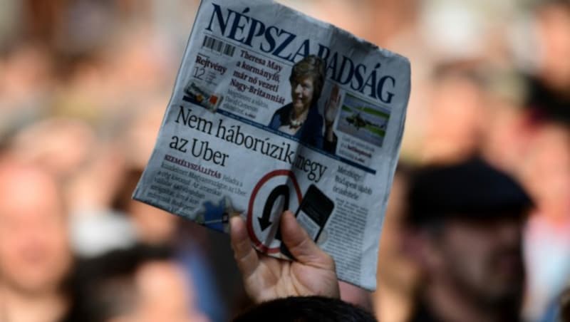 Immer wieder wurde in Ungarn gegen Orbans Umgang mit den Medien protestiert. (Bild: AFP/ATTILA KISBENEDEK)