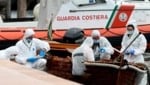 Forensiker untersuchen das Holzboot der Getöteten. (Bild: AP)