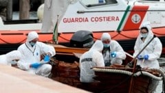 Forensiker untersuchen das Holzboot der Getöteten. (Bild: AP)