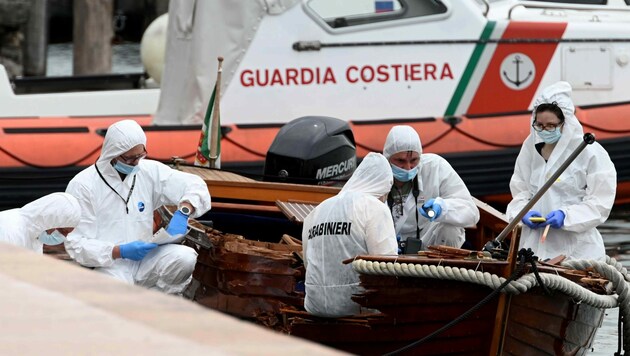 Forensiker untersuchen das Holzboot der Getöteten. (Bild: AP)