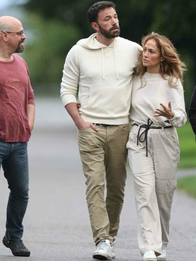 Ben Affleck und Jennifer Lopez bei einem Spaziergang in den Hamptons. (Bild: www.photopress.at)