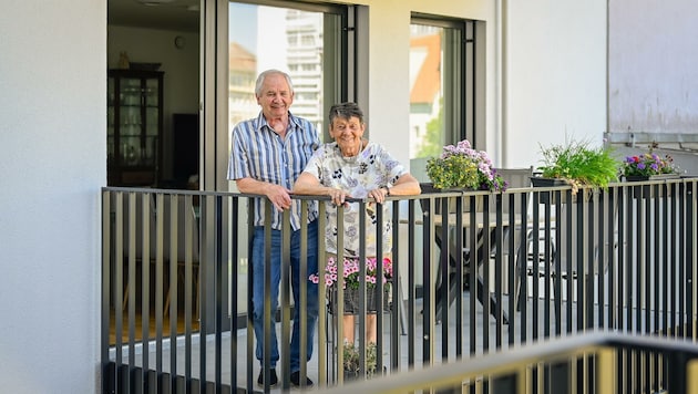 Regina und Rudolf Wagner genießen ihr neues Zuhause im Generationenwohnen der Elisabethinen.. (Bild: Alexander Schwarzl)