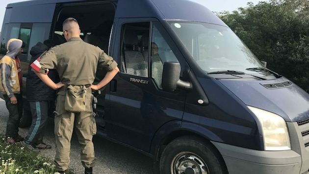 In diesem Kastenwagen hockten 13 Migranten. Im Kleintransporter eines Schleppers aus Tadschikistan waren es doppelt so viele. (Bild: Schulter Christian)