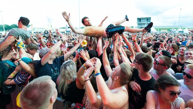 So ausgelassen wie in Vor-Pandemie-Zeiten wollen Festival-Fans im August im St. Pöltner Veranstaltungszentrum feiern. (Symbolbild) (Bild: Honorar)