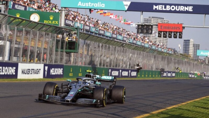 Ein Bild aus besseren Tagen: Im März 2019 wurde zuletzt in Australien ein Formel-1-Rennen ausgetragen. Hier im Bild: Valtteri Bottas (Bild: APA/AFP/William WEST)