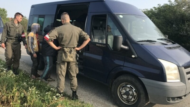 In diesen Kastenwagen waren 13 Migranten gepfercht. (Bild: Christian Schulter, Krone KREATIV)