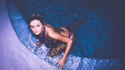Selena Gomez posiert für ihre Bademodenkollektion für die Swimwear-Marke La‘Mariette. (Bild: www.PPS.at)
