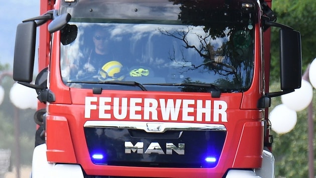 Die Feuerwehr rückte mit 18 Floriani an. (Bild: P. Huber)