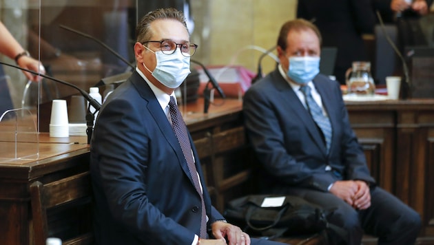 Die Angeklagten: Ex-FPÖ-Obmann Heinz-Christian Strache (links) und Klinik-Betreiber Walter Grubmüller (rechts). Grubmüller bestreitet den Vorwurf des Gesetzeskaufs für ein Spital. (Bild: AP)