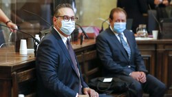 Die Angeklagten: Ex-FPÖ-Obmann Heinz-Christian Strache (links) und Klinik-Betreiber Walter Grubmüller (rechts). Grubmüller bestreitet den Vorwurf des Gesetzeskaufs für ein Spital. (Bild: AP)