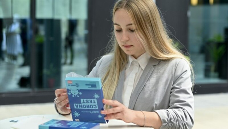 „Alles gurgelt!“, heißt es weiterhin in Wien - die Stadt beschränkte erst kürzlich die Gültigkeit der sogenannten Wohnzimmertests. (Bild: APA/HERBERT NEUBAUER)