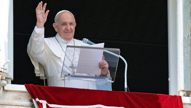 Der Papst beim Angelusgebet am vergangenen Sonntag - unmittelbar danach begab er sich ins Spital. (Bild: APA/AFP/VATICAN MEDIA)