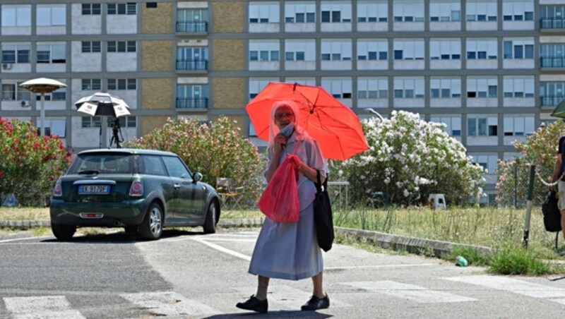 Eine Ordensfrau geht vor der Gemelli-Klinik in Rom spazieren. (Bild: APA/AFP/ANDREAS SOLARO)