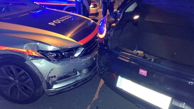 Die Polizei musste den Fiat des Amokfahrers in Linz-Urfahr rammen, um ihn zu stoppen. Der Verdächtige zeigte Koran-Verse vor. (Bild: Polizei OÖ)