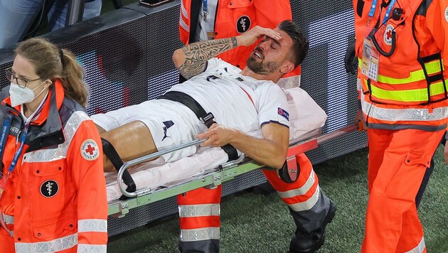Italiens Leonardo Spinazzola wird in München schwer verletzt rausgetragen. (Bild: GEPA pictures)