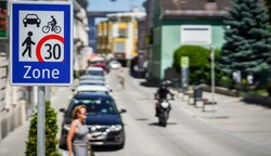 Der Vorstoß von Noch-Bürgermeister Albert Ortig für ein generelles Tempolimit von 30 km/h sorgt in Ried für Debatten. (Bild: Wenzel Markus)