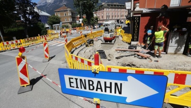 Wegen der Arbeiten sind Straßen zum Teil nur einspurig und in eine Richtung befahrbar. So wie hier beim Wiltener Platzl. (Bild: Birbaumer Christof)