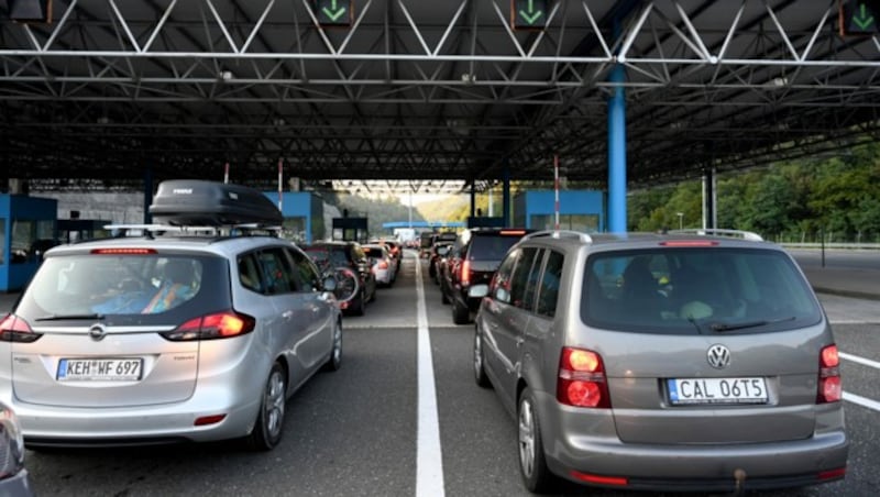 Staus an den internationalen Grenzübergängen zwischen Kroatien und Slowenien sind in der Urlaubszeit gang und gäbe. Viele Reisende wollen den Stau umgehen und wählen deshalb eine Ausweichroute. Das kann im Nachhinein teuer werden. (Bild: AFP)