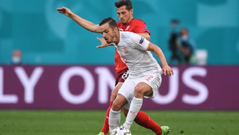 Pablo Sarabia (vorne) gegen Remo Freuler. (Bild: GEPA pictures)