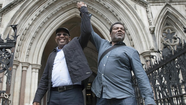Paul Green (links) und Cleveland Davidson vor dem Royal Courts of Justice in London (Bild: Stefan Rousseau/PA via AP)