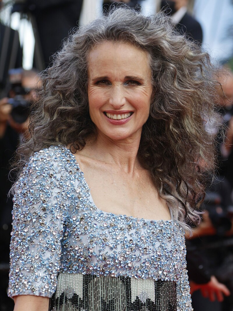 Andie MacDowell zeigt sich mit grauen Haaren. (Bild: ERIC GAILLARD / REUTERS / picturedesk.com)