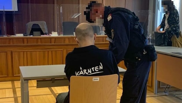 Der Angeklagte erschien am Mittwoch in einem Pullover mit Kärnten-Schriftzug. (Bild: Kerstin Wassermann)