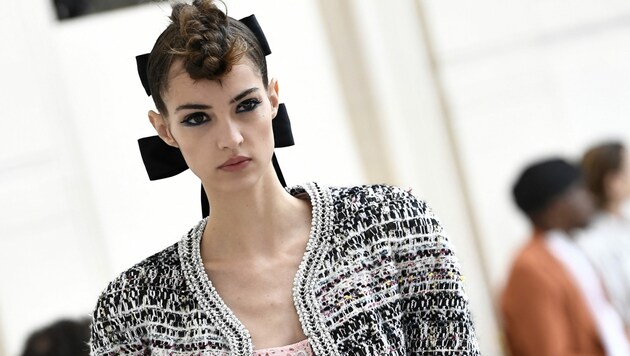 Mit dunklem Lidschatten und rebellischen Frisuren schickte Chanel seine Models über den Laufsteg. (Bild: AFP)