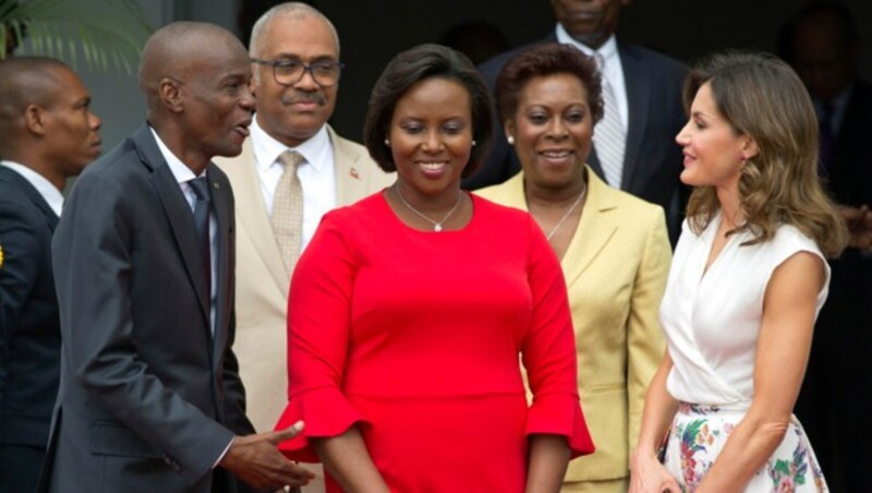 Haitis First Lady Martine Moise (rotes Kleid) wurde bei dem Anschlag getroffen und schwer verletzt ins Krankenhaus gebracht. (Bild: The Associated Press)