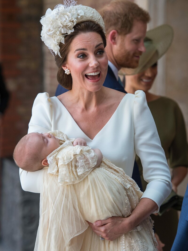 Herzogin Kate trägt Prinz Louis zu seiner Taufe in der Chapel Royal im St. James‘s Palast. (Bild: Dominic Lipinski / PA / picturedesk.com)