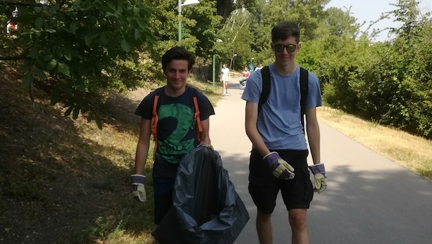 Zwei Gymnasiasten in Aktion. 50 große schwarze Säcke mit Müll kamen zusammen. (Bild: Elisa Bousairi)
