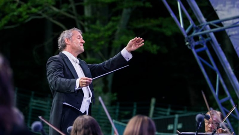 Markus Poschner und das Bruckner Orchester fehlen aber nicht. (Bild: Max Mayrhofer)