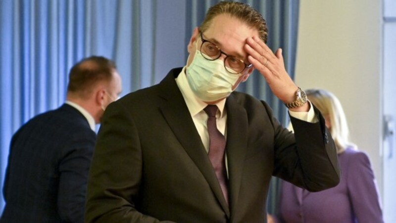 Schuldig ja oder nein - das ist die Frage für Heinz-Christian Strache. (Bild: APA/HERBERT NEUBAUER)