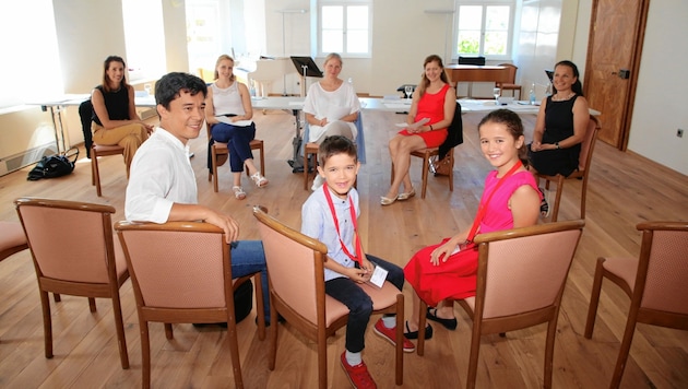 Die Jury hängte auch David (8) und seiner Schwester Lorea (10) Mimura eine Goldene um. (Bild: Evelyn HronekKamerawerk)