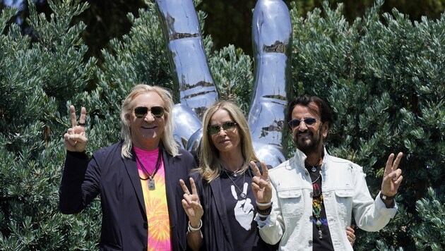 Ringo Starr mit seiner Frau Barbara Bach und Joe Walsh mit der „Peace and Love“-Skulptur (Bild: 2021 Invision)