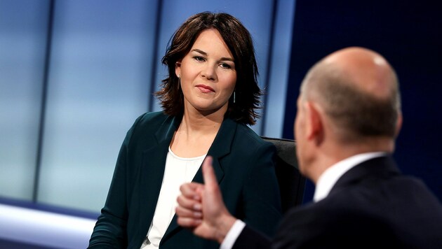 Annalena Baerbock bei einer Wahlkampf-Debatte mit dem SPD-Kandidaten Olaf Scholz (Bild: APA/Reuters/Pool/Christian Mang)