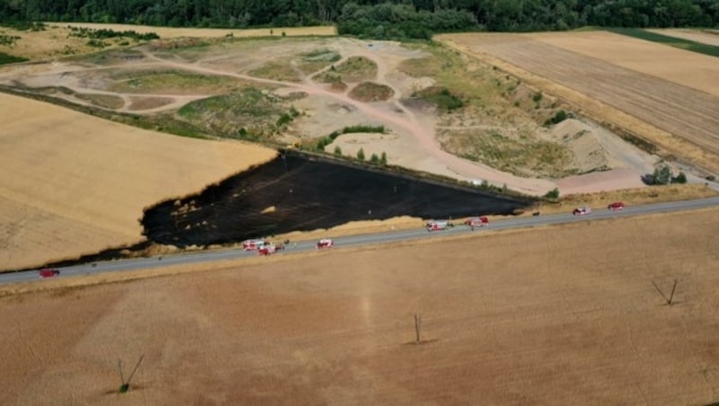 Von oben wird das Ausmaß des Brandes sichtbar (Bild: FF Gattendorf)