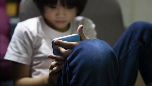 The Chamber of Labor recommends that parents talk to their children and ask them to show them how they spend their time on their cell phones. (Bild: stock.adobe.com)