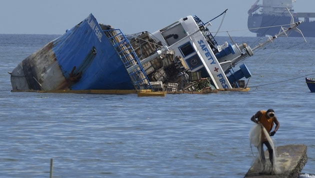 Das nach der Kollision halb gesunkene Frachtschiff MV Palawan Pearl in der Bucht von Manila (Bild: Associated Press)