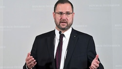 FPÖ-Mediensprecher Christian Hafenecker teilte kräftig in Richtung ÖVP aus. (Bild: APA/Helmut Fohringer)