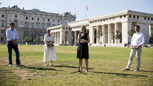 v.l.: Moritz Haugk (Leiter Notfallabteilung Klinik Hietzing), Klimaforscherin Helga Kromp-Kolb, Umweltministerin Leonore Gewessler (Grüne) und Gesundheitsminister Wolfgang Mückstein (Grüne) (Bild: APA/CHRISTOPHER DUNKER)