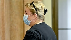 Die als Zeugin geladene Ex-Gesundheitsministerin Beate Hartinger-Klein am Donnerstag (Bild: APA/HERBERT NEUBAUER)