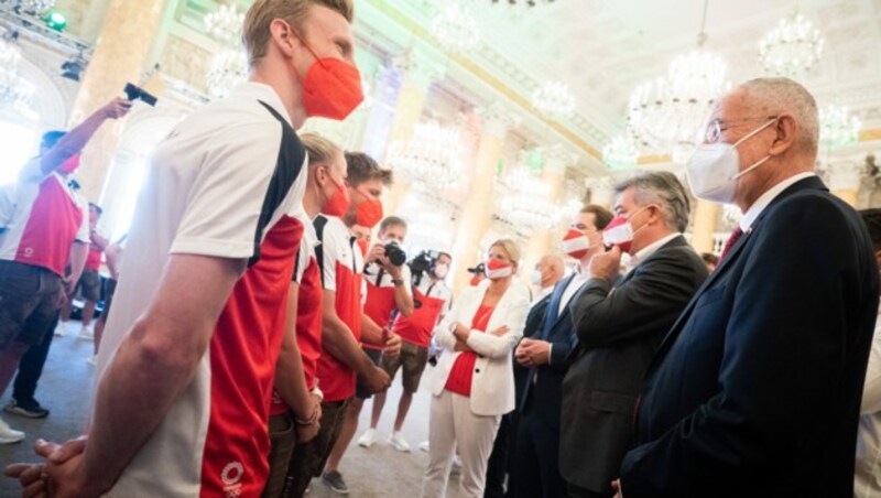 Kletterer Jakob Schubert und die Segler Tanja Frank und Thomas Zajac im Gespräch mit Bundespräsident Alexander Van der Bellen (r.) und Klaudia Tanner, Bundeskanzler Sebastian Kurz und Vizekanzler Werner Kogler. (Bild: APA/GEORG HOCHMUTH)