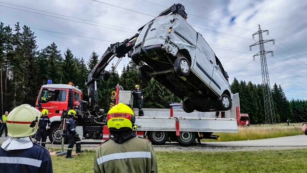 Spektakuläre Bergung des Kleinlastwagens nach dem Unfall. (Bild: FF Zwettl-Stadt)
