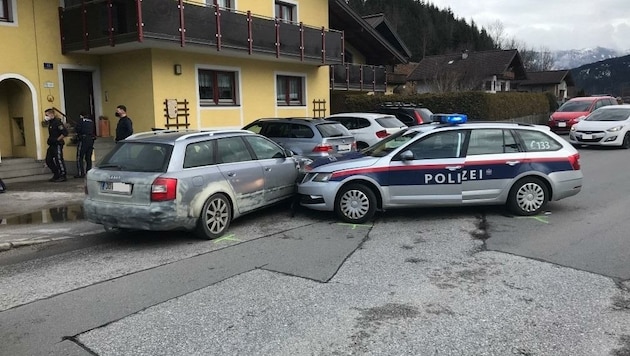 Der Zusammenprall mit einem Polizeiauto beendete die Verfolgungsjagd (Bild: Polizei Salzburg)
