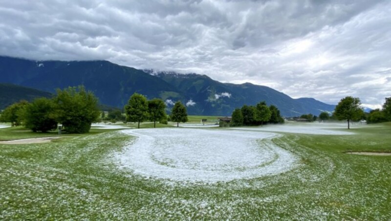 Ein Gewitter mit Hagel sorgte für einen weißen Rasen am Golfplatz in Mieming (Bezirk Imst in Tirol). (Bild: APA/ZEITUNGSFOTO.AT)