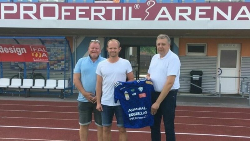 Mario Sonnleitner bei der Präsentation mit Manager Korherr und Berater Schreier (l.). (Bild: TSV Hartberg)