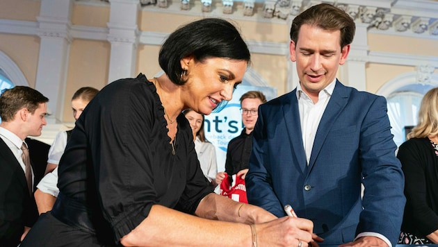 Tourismusministerin Elisabeth Köstinger und Bundeskanzler Sebastian Kurz bei der Veranstaltung (Bild: APA/BKA/FLORIAN SCHRTTER)